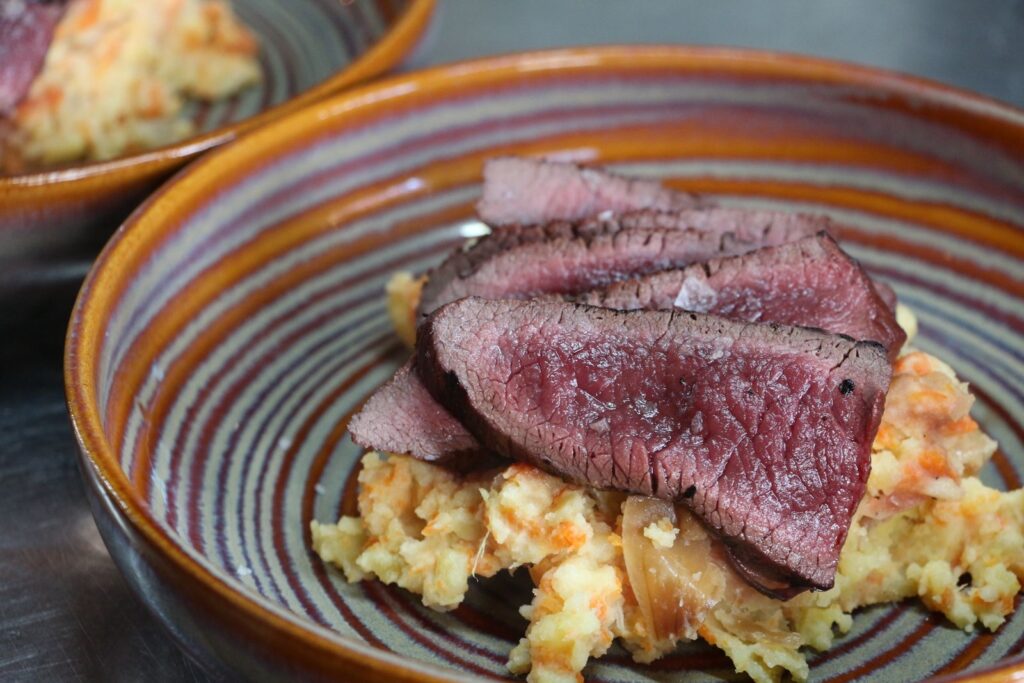 Hertenbiefstk met vanille en gerookte hutspot